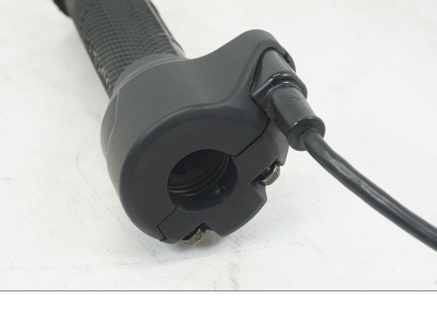 Snett nerifrån på Gasreglage från en Ducati Hyperstrada -2013 motorcykel.