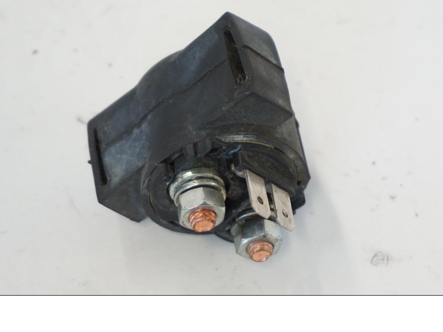 Snett uppifrån på Startrelä från en Kawasaki ZR-7 -2001 motorcykel.