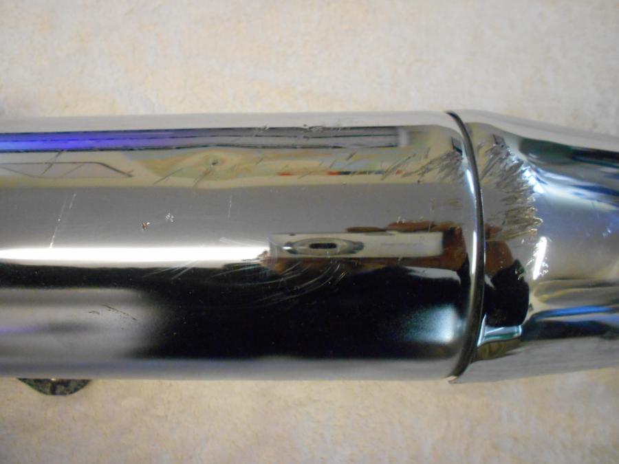 Baksidan på Ljuddämpare från en Suzuki VZ 800 -2005 motorcykel.