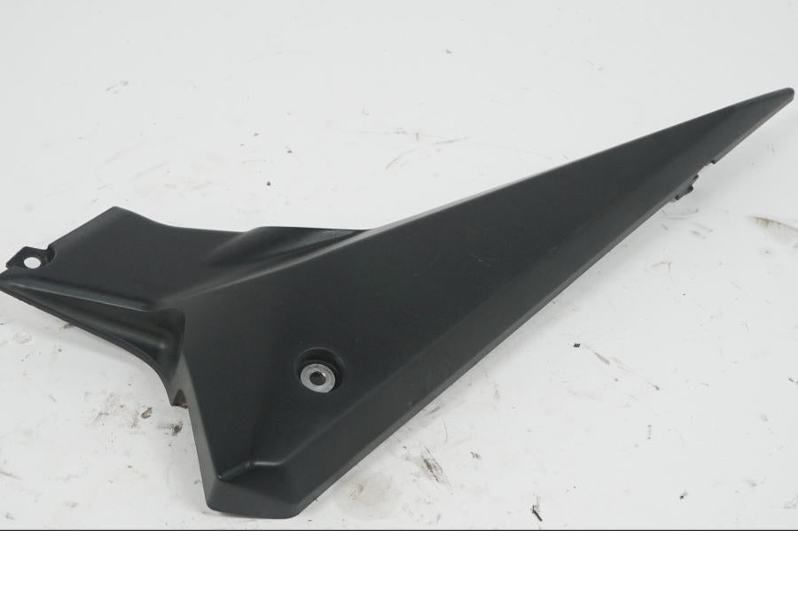 Framsidan på Sidopanel från en Yamaha XJ 6 -2011 motorcykel.