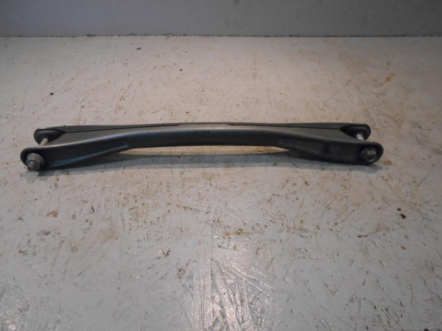 Framsidan på Parallellstag från en BMW K 1300 R -2009 motorcykel.