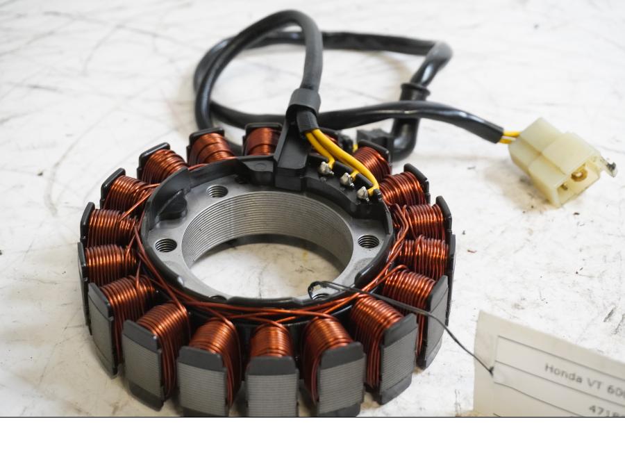 Framsidan på Generator från en Honda VT 600 C -1999 motorcykel.