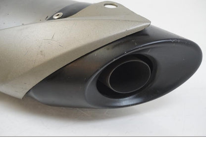 Snett nerifrån på Ljuddämpare från en Yamaha YZF 1000 R1 -2006 motorcykel.