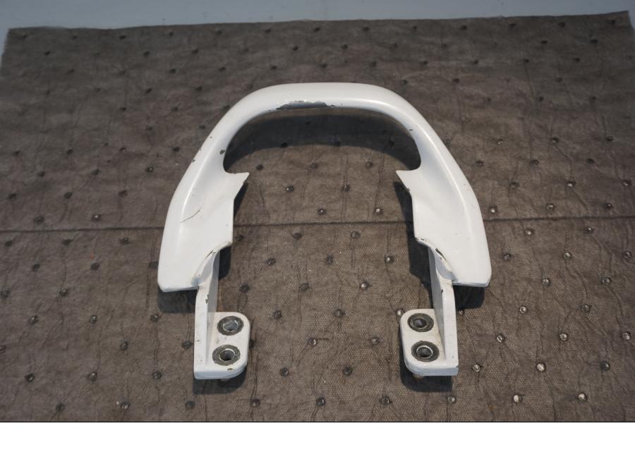 Framsidan på Passagerarhandtag från en Honda NSR 125 -1998 motorcykel.