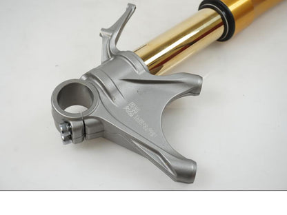 Höger sida på Gaffelben Öhlins från en Ducati Streetfighter S -2020 motorcykel.