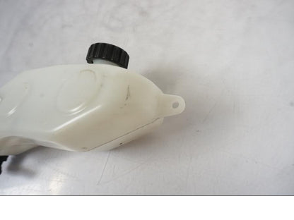 Vänster sida på Vattenexpansionskärl från en KTM 790 Duke -2019 motorcykel.