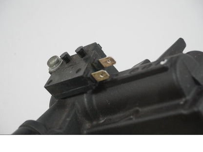 Snett nerifrån på Bromshuvudcylinder från en Yamaha XJ 6 -2011 motorcykel.