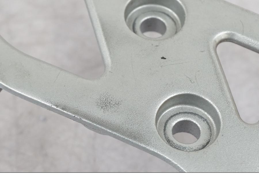 Baksidan på Fotpinnefäste från en Suzuki GSF 1250 -2010 motorcykel.