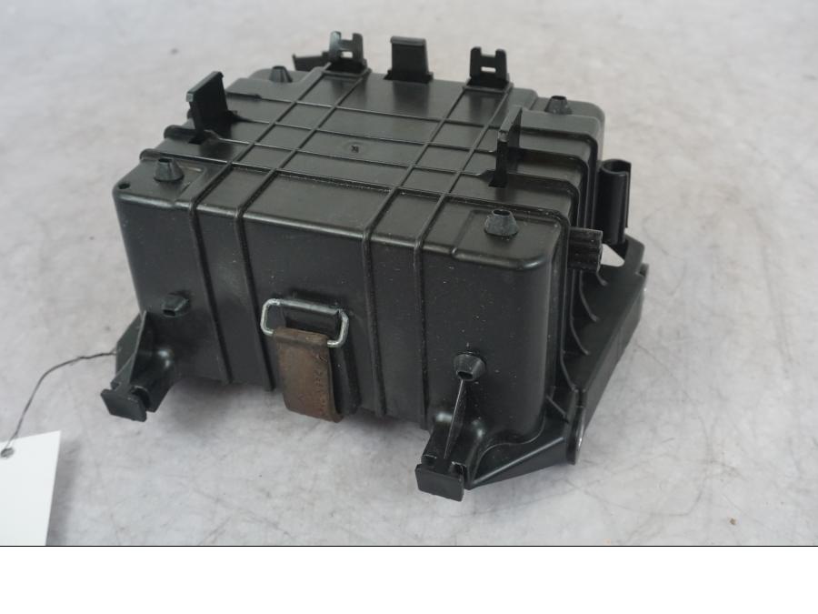 Framsidan på Batterihållare från en KTM 1290 Super Adventure S -2022 motorcykel.