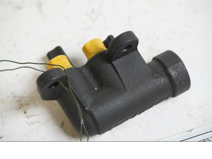 Framsidan på Bromsfördelare från en Honda XL 1000 V -2008 motorcykel.