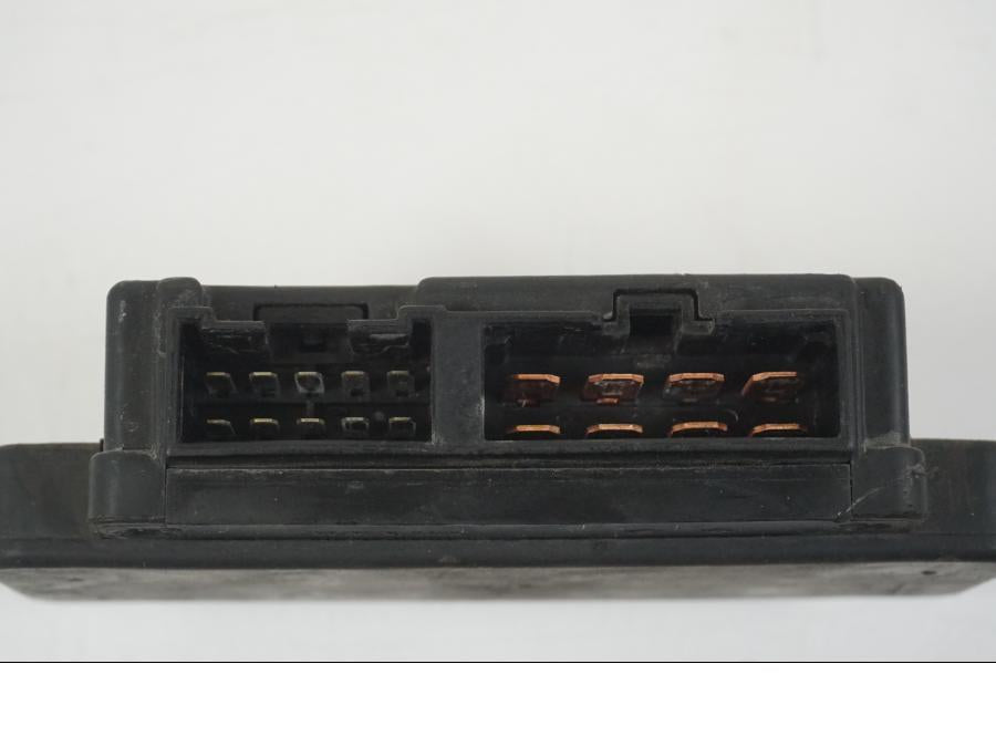 Snett uppifrån på Säkringsbox från en Kawasaki ZZR 1100 -1994 motorcykel.