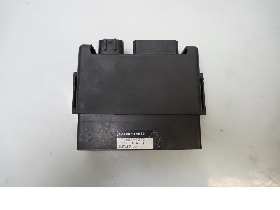 Framsidan på <p>CDI / ECU från Suzuki GSX-R 600 Corona 2000.</p>

<p>32900-34E20.</p> motorcykel.
