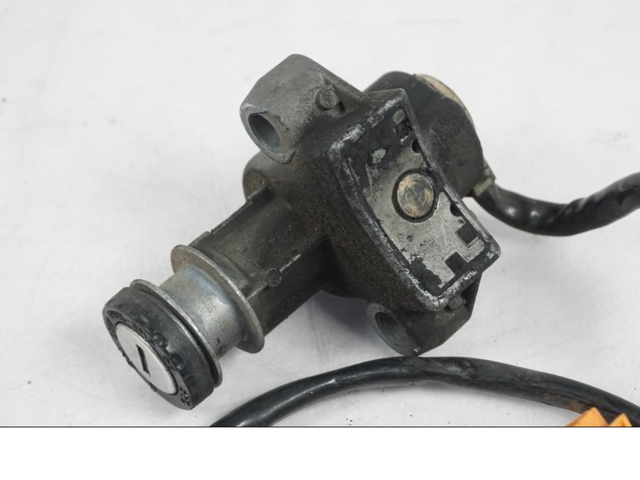 Extrabild5 på <p>Låssats från BMW R 1100 RS 1997.</p>

<p>2st nycklar, tändningslås, sadellås, tanklock.</p>

<p>Mindre lackskada på tanklocket se bild.</p> motorcykel.