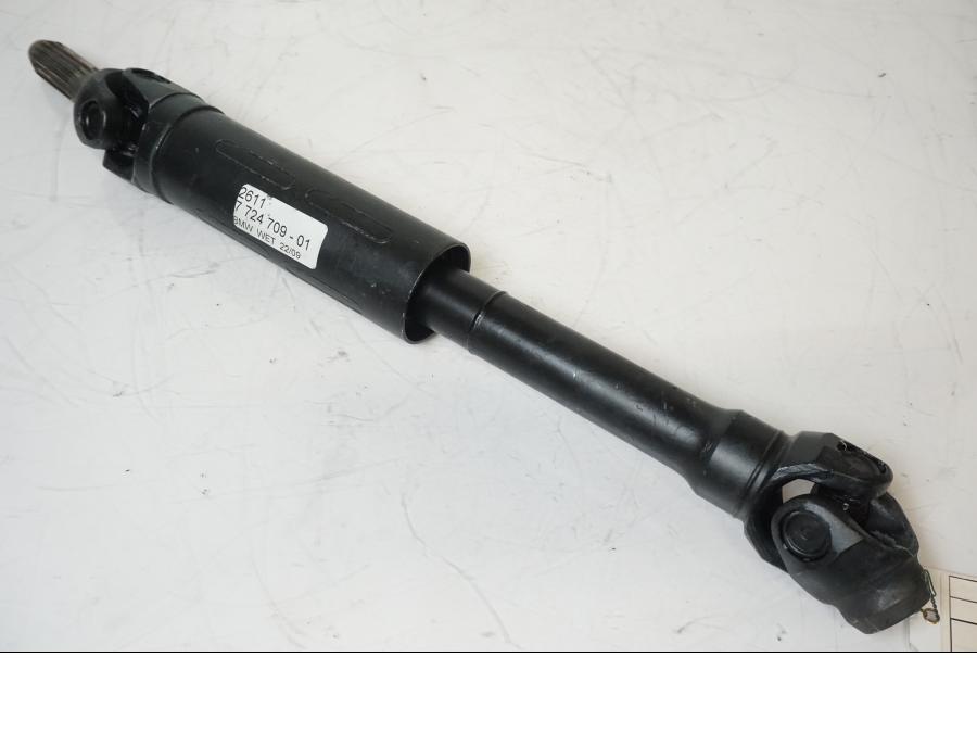 Framsidan på <p>Kardanaxel från BMW K 1300 GT 2009.</p>

<p>Med båda knutar. Repor och slitage av lack se bilder.</p> motorcykel.