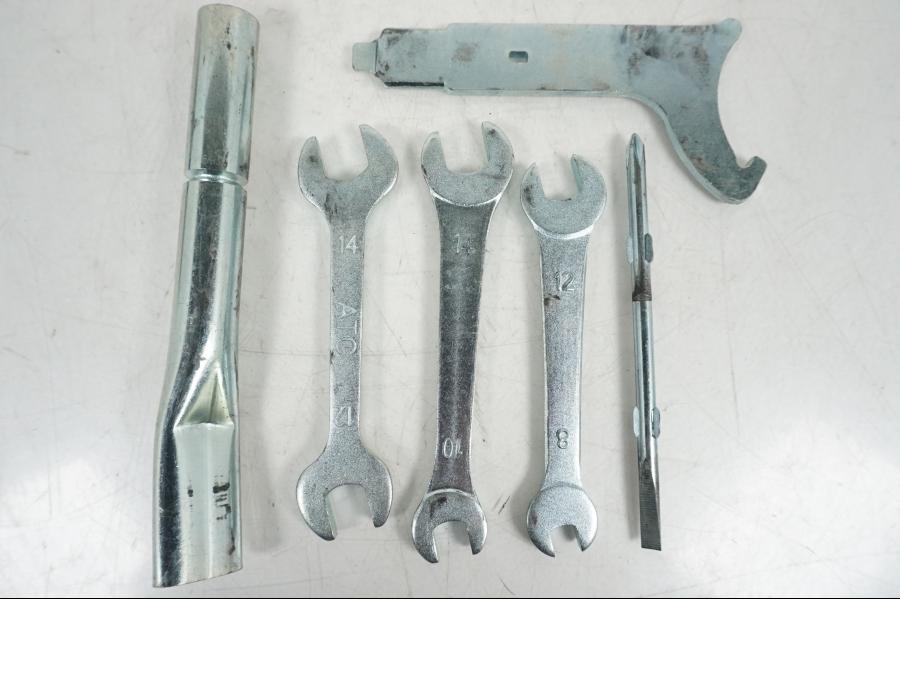 Baksidan på Verktyg från en Honda CB 650 F Hornet -2017 motorcykel.