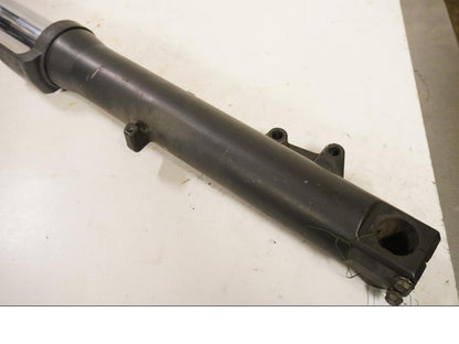 Baksidan på Gaffelben från en Aprilia ETV 1000 -2002 motorcykel.