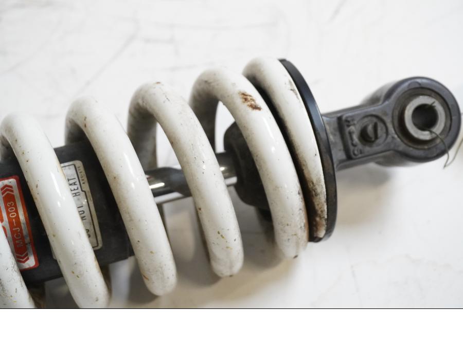 Snett uppifrån på Stötdämpare från en Honda CBR 900 RR -2000 motorcykel.