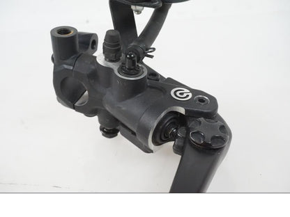 Vänster sida på Bromshuvudcylinder från en H-D Adventure Pan America Special RA1250S -2021 motorcykel.