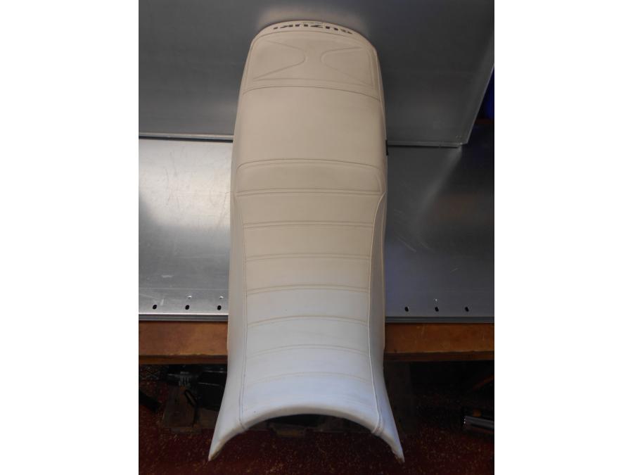 Höger sida på Sadel från en Suzuki GSX 750 -2000 motorcykel.