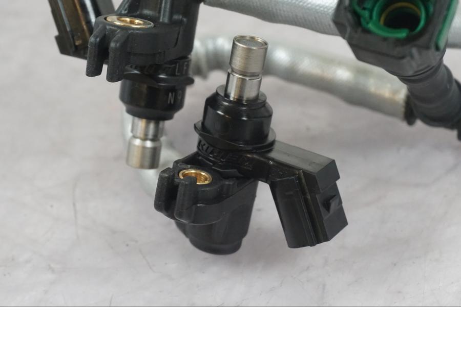 Vänster sida på Fuel Rail från en KTM 1290 Super Duke R -2022 motorcykel.