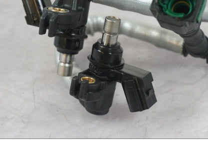 Vänster sida på Fuel Rail från en KTM 1290 Super Duke R -2022 motorcykel.