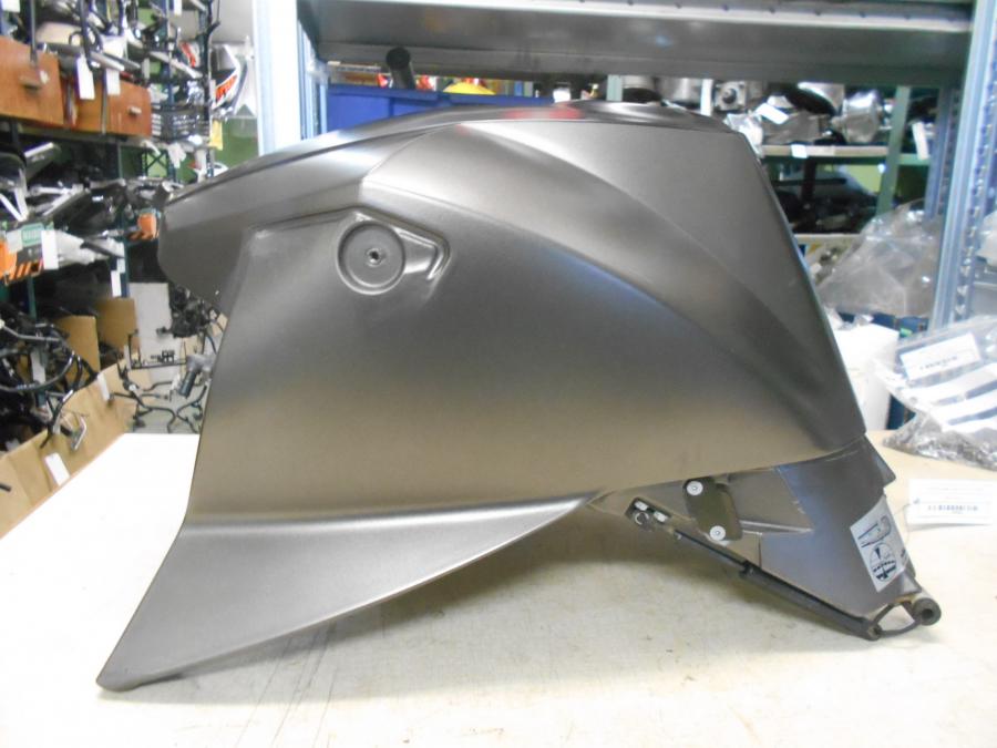 Baksidan på Bensintank från en KTM 990 Super Duke -2006 motorcykel.