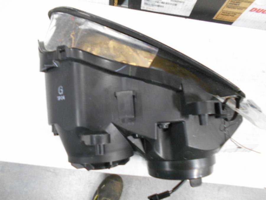 Snett uppifrån på Strålkastare från en Yamaha YZF 1000 R1 -2007 motorcykel.