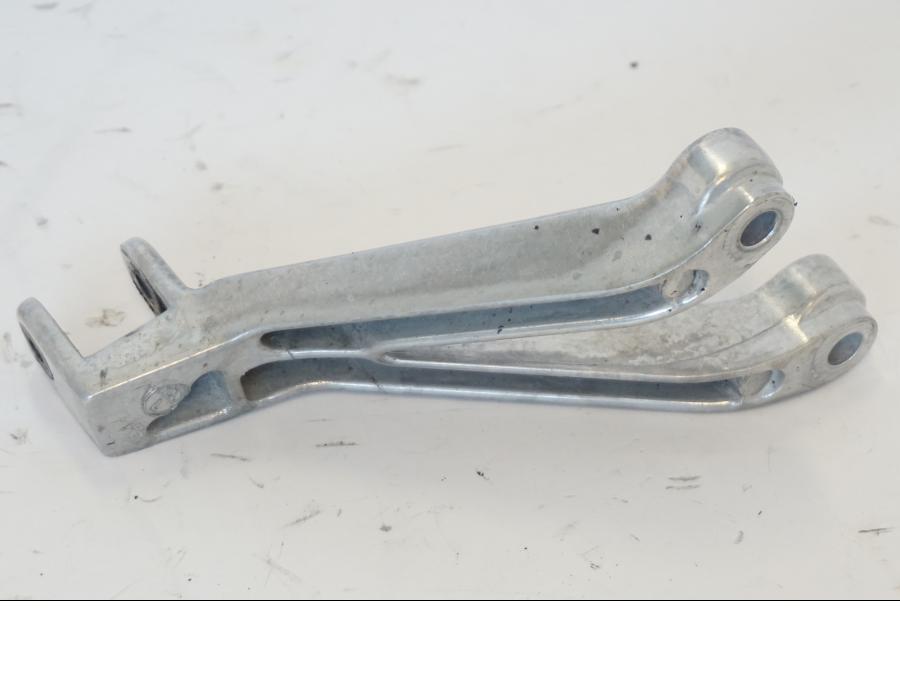 Vänster sida på Fotpinnefäste från en Honda CBR 900 RR -2001 motorcykel.