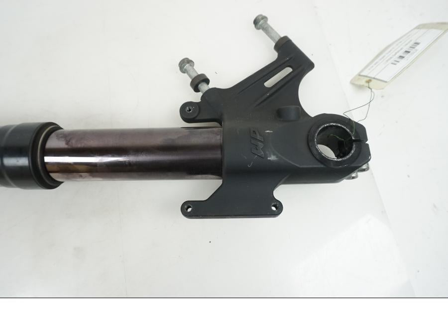 Snett uppifrån på Gaffelben från en KTM 990 Super Duke R -2010 motorcykel.