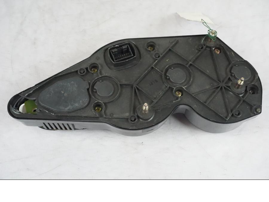 Snett uppifrån på <p>Instrumentpanel från Suzuki SV 650 S 2001.</p>

<p>Finns ett mindre märke i ”glaset” som man känner, ett fäste är avbrutet på baksidan och själva det fäste och plastbiten saknas!</p> motorcykel.