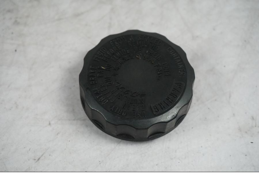 Framsidan på Bromsvättske lock från en Triumph Daytona 600 -2003 motorcykel.