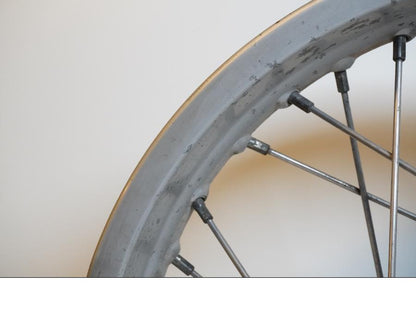 Snett nerifrån på Fälg från en BMW F 650 -1999 motorcykel.