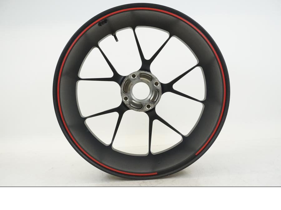 Snett nerifrån på Fälg från en Ducati Streetfighter S -2011 motorcykel.