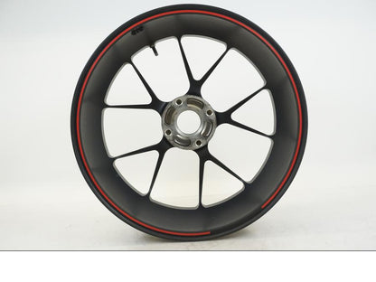 Snett nerifrån på Fälg från en Ducati Streetfighter S -2011 motorcykel.