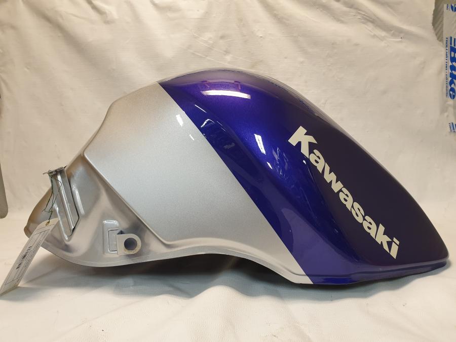 Framsidan på Bensintank från en Kawasaki ZZR 600 -1998 motorcykel.