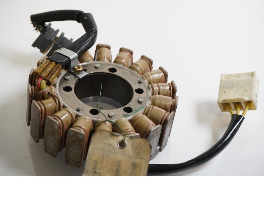 Framsidan på Generator från en Honda CB 900 F Hornet -2002 motorcykel.