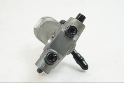 Vänster sida på Bromshuvudcylinder från en Ducati Streetfighter S -2011 motorcykel.