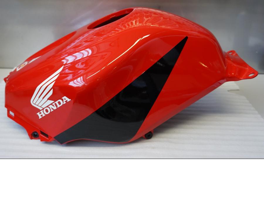 Baksidan på Bensintankskåpa från en Honda CBR 600 RR -2004 motorcykel.
