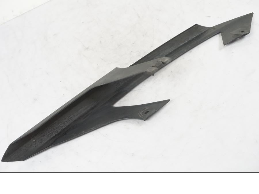 Snett nerifrån på Kedjeskydd från en Kawasaki ZZ-R 1400 -2009 motorcykel.