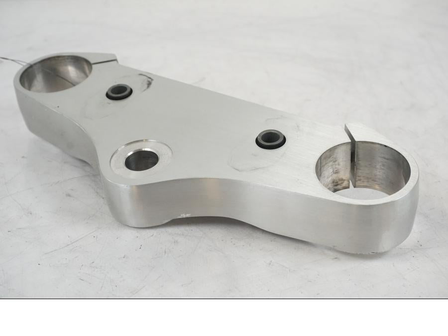 Snett nerifrån på Gaffelkrona från en Suzuki VZR 1800 -2009 motorcykel.