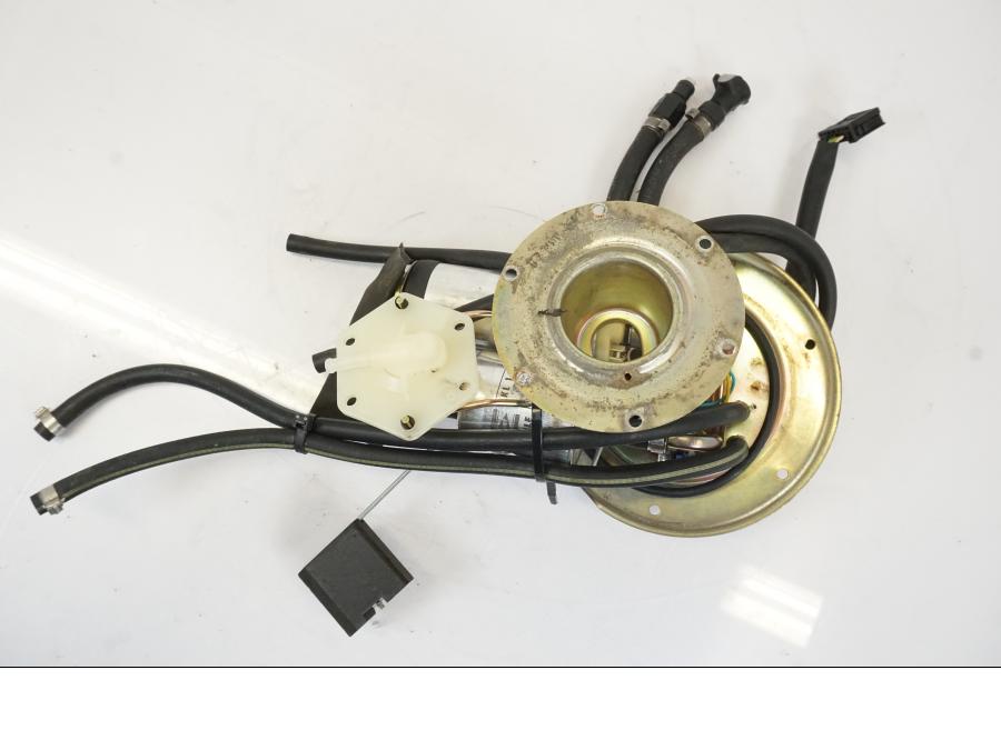 Baksidan på Bensinpump insprut från en BMW R 1150 RS -2003 motorcykel.