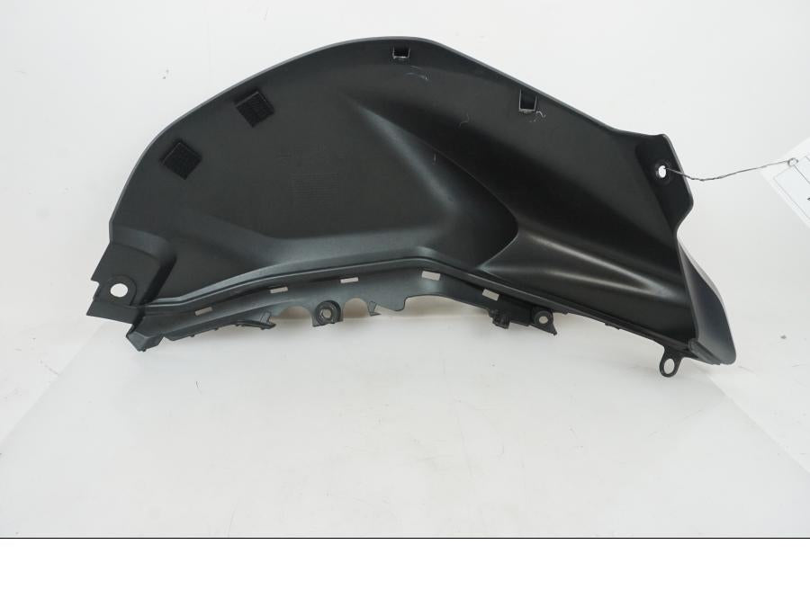 Vänster sida på Tankkåpa från en Ducati Monster 937 -2021 motorcykel.