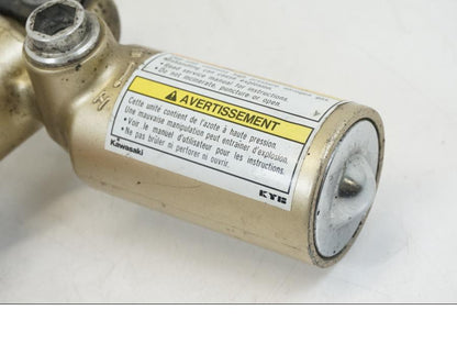 Snett nerifrån på Stötdämpare från en Kawasaki ZX-12R -2000 motorcykel.