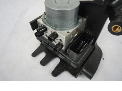 Snett nerifrån på ABS Modulator från en KTM 790 Duke -2019 motorcykel.