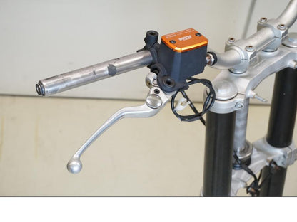 Höger sida på Gaffelpaket från en KTM 690 Duke -2012 motorcykel.
