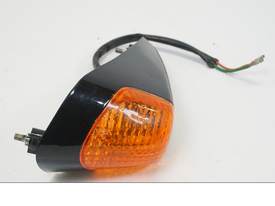 Framsidan på <p>Blinkers vänster fram från Honda VFR 750 F 1988.</p>

<p>Okej skick. Små skrapat hus se bild.</p> motorcykel.