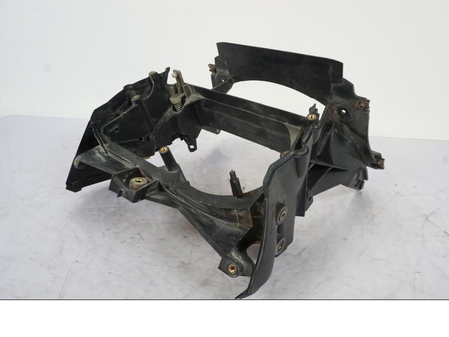 Framsidan på Strålkastarfäste från en BMW R 1150 GS -2002 motorcykel.