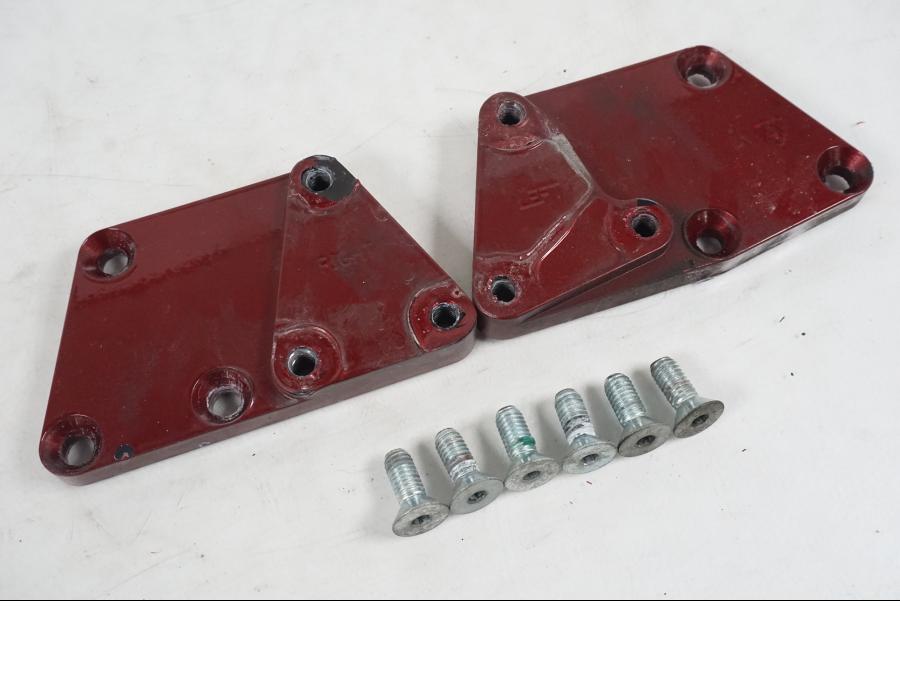 Framsidan på Fotpinnefäste inre från en H-D Softail FXCW Rocker -2008 motorcykel.