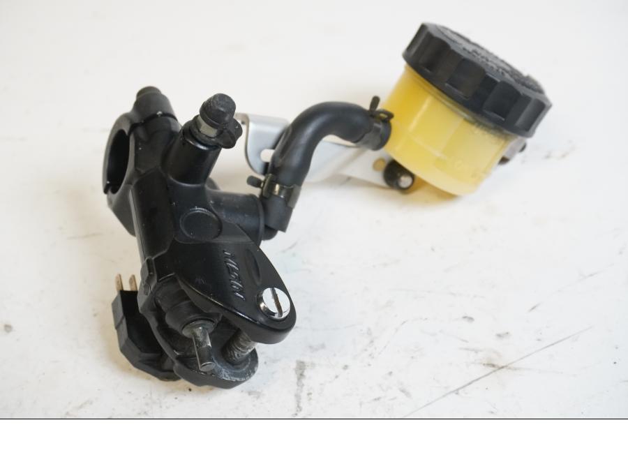 Framsidan på Bromshuvudcylinder från en Triumph Daytona 675 -2006 motorcykel.