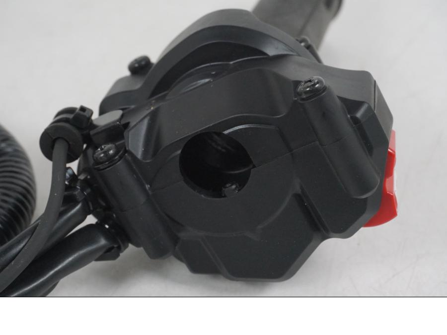 Snett nerifrån på Styrelreglage från en Yamaha MT-09 Tracer -2021 motorcykel.